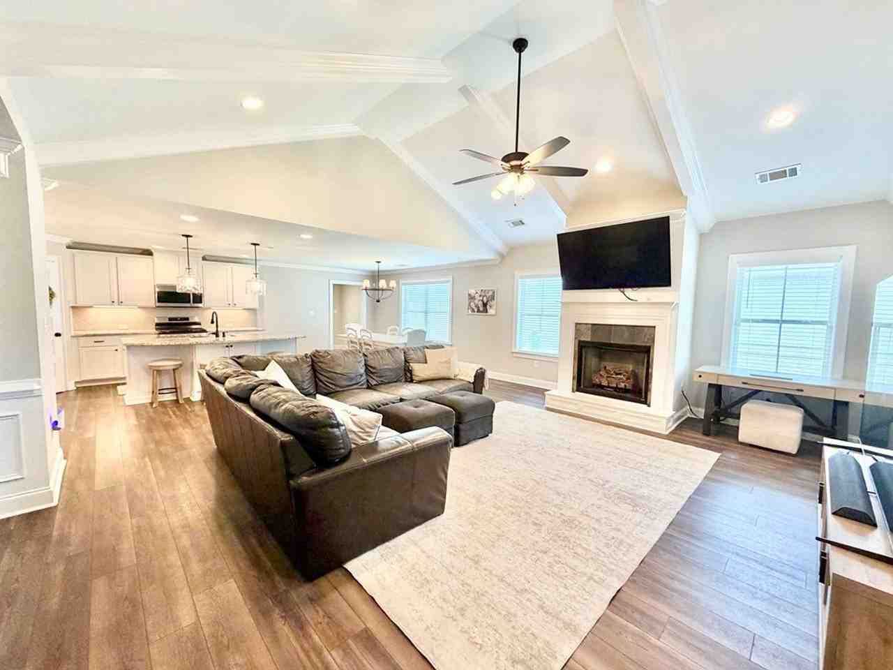 111 Ananias St - Photo 3 of 19