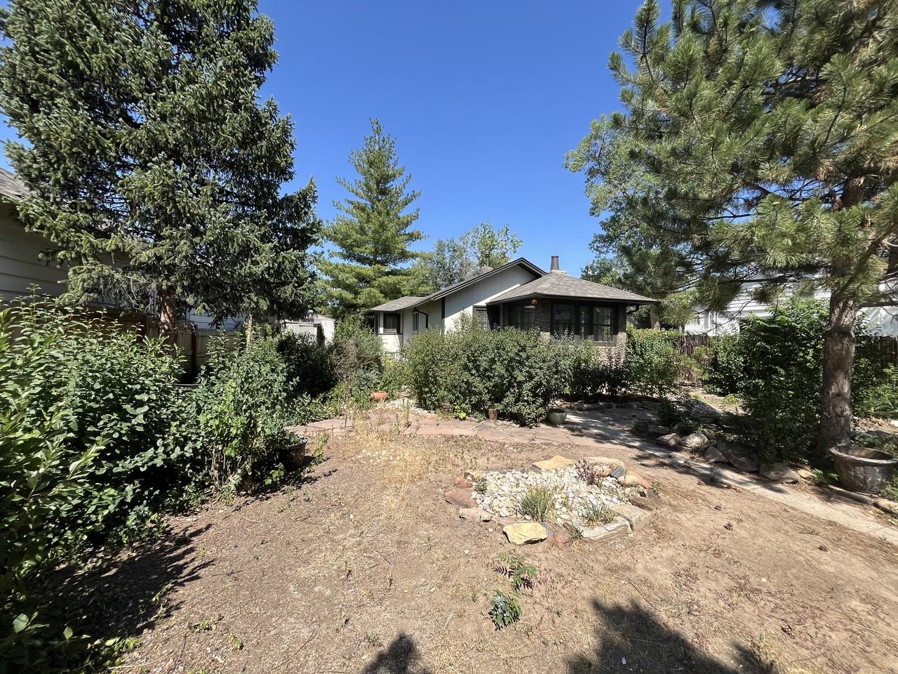 1649 Roslyn St - Photo 2 of 21