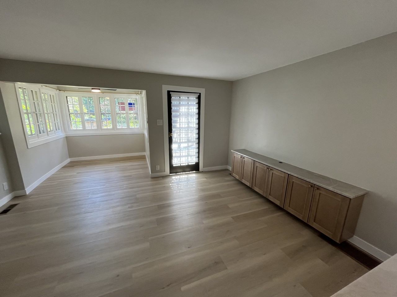 1649 Roslyn St - Photo 3 of 21