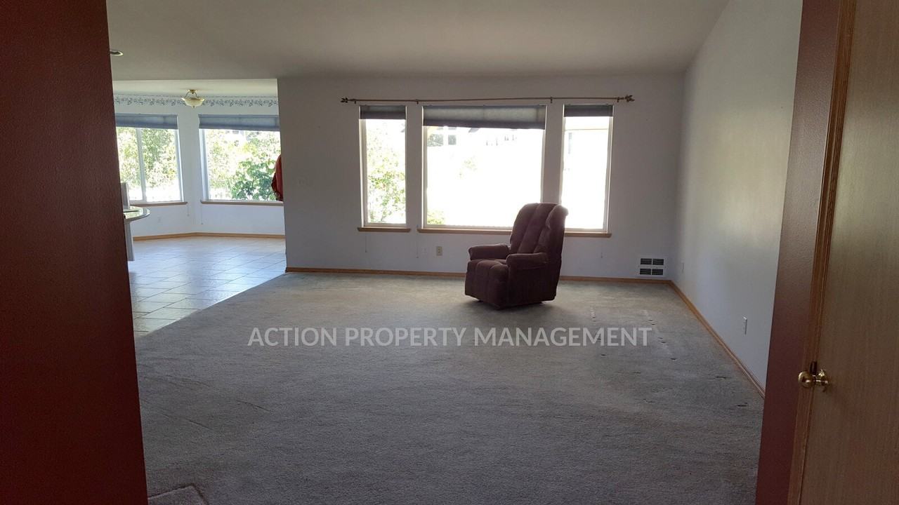 221 Independence Dr - Photo 4 of 22