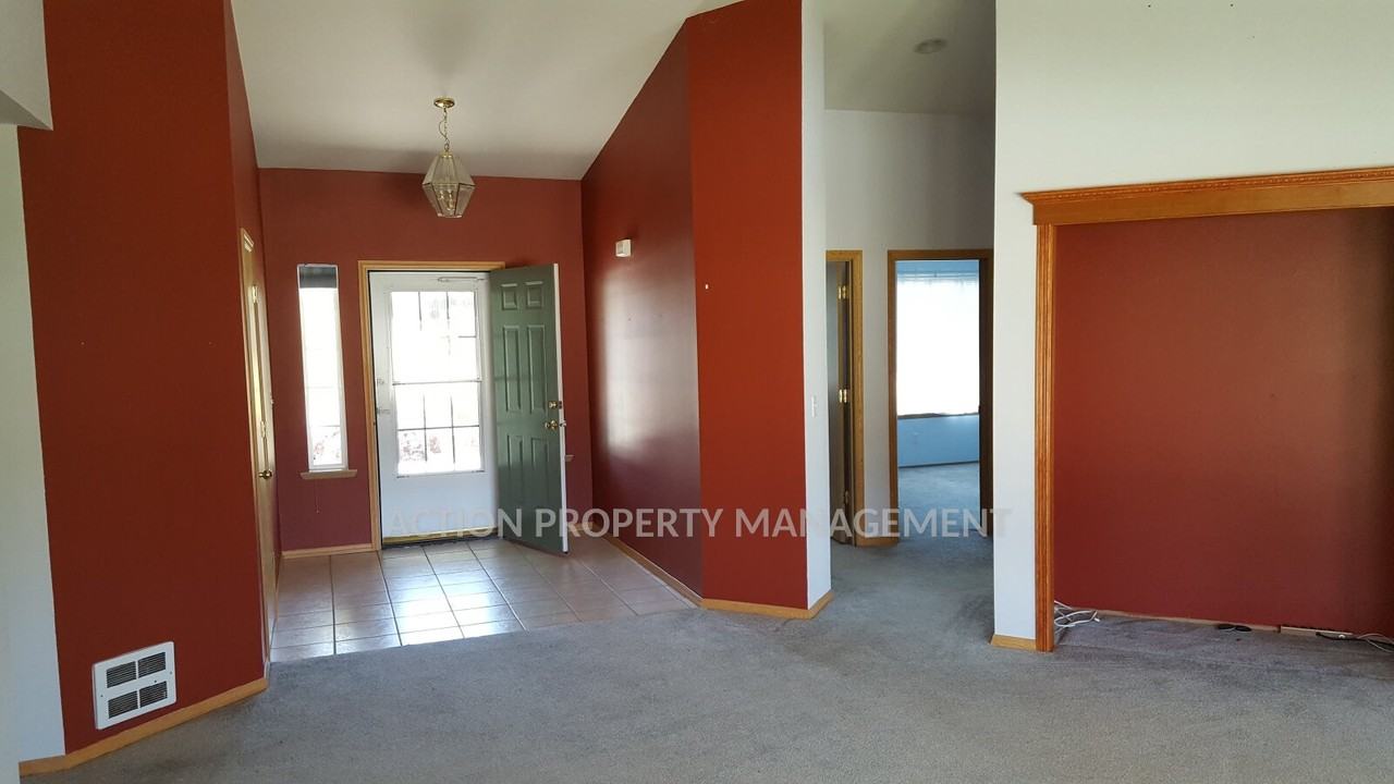221 Independence Dr - Photo 5 of 22