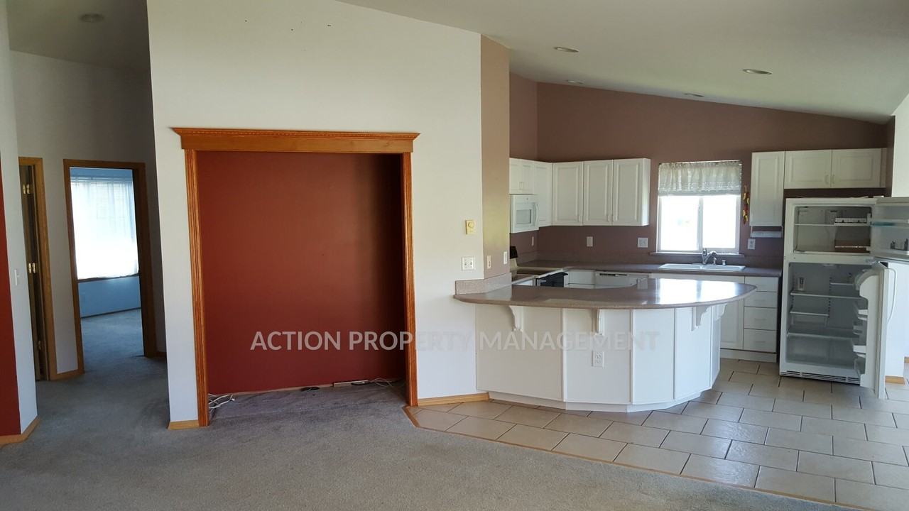 221 Independence Dr - Photo 6 of 22
