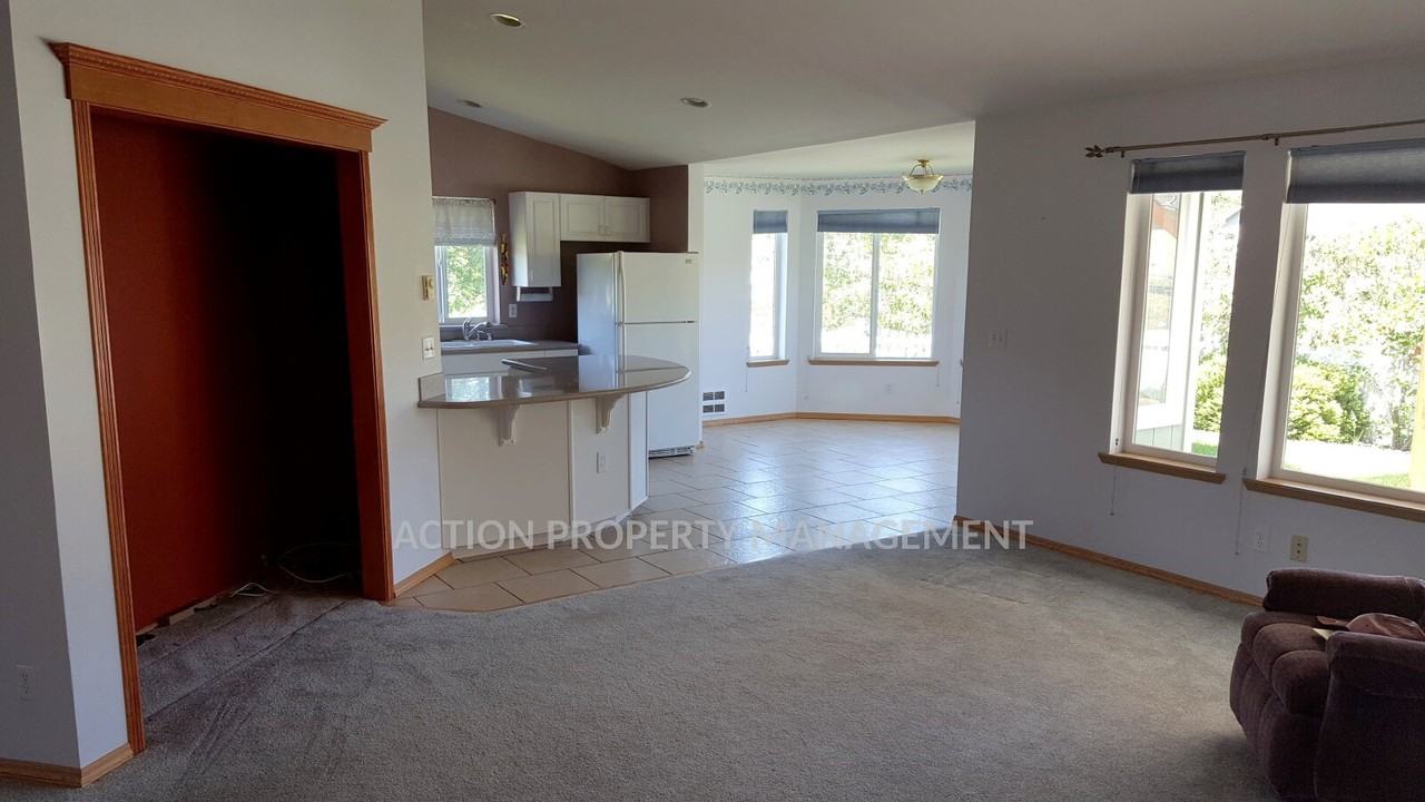 221 Independence Dr - Photo 7 of 22