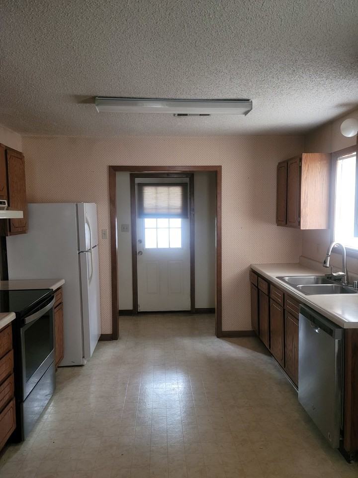 3306 Barrett Cir #B - Photo 2 of 8