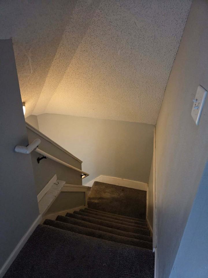 223 Robie St E Unit 2 - Photo 3 of 27