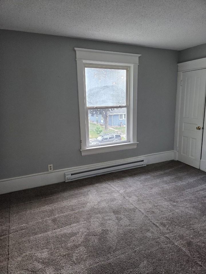 223 Robie St E Unit 2 - Photo 7 of 27