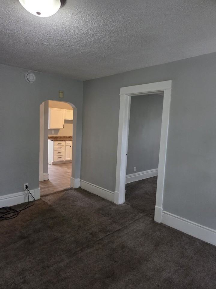 223 Robie St E Unit 2 - Photo 7 of 15