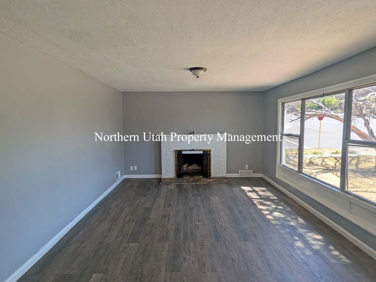 1132 30th St - Photo 2 of 11