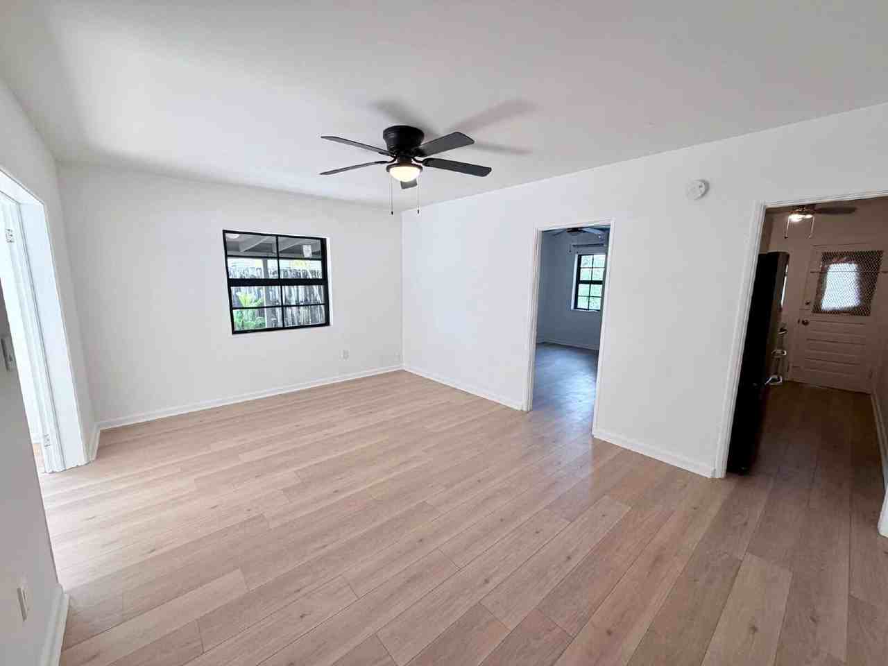 521 48th St #525 - Photo 2 of 10