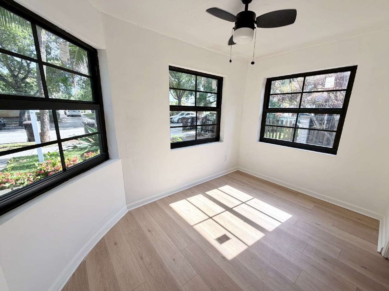 521 48th St #525 - Photo 4 of 10