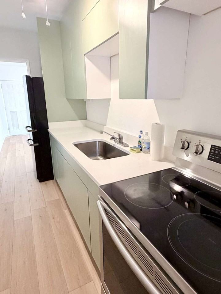 521 48th St #525 - Photo 6 of 10