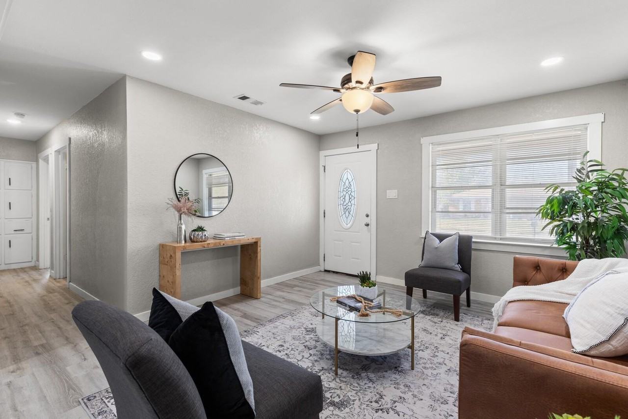 205 S Barbara St - Photo 4 of 12
