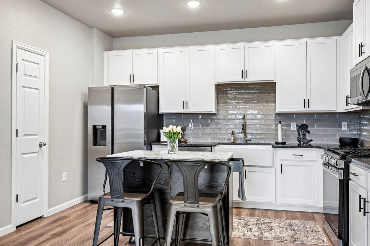 9962 W Victoria Pl #301 - Photo 3 of 34