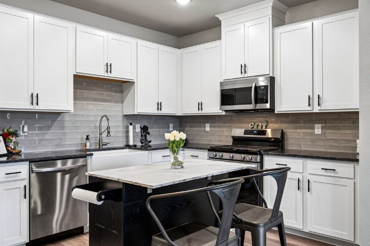 9962 W Victoria Pl #301 - Photo 4 of 34