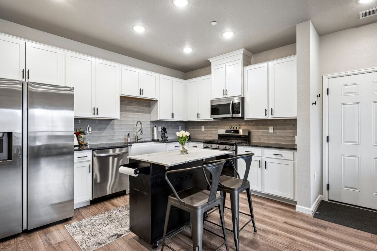 9962 W Victoria Pl #301 - Photo 5 of 34