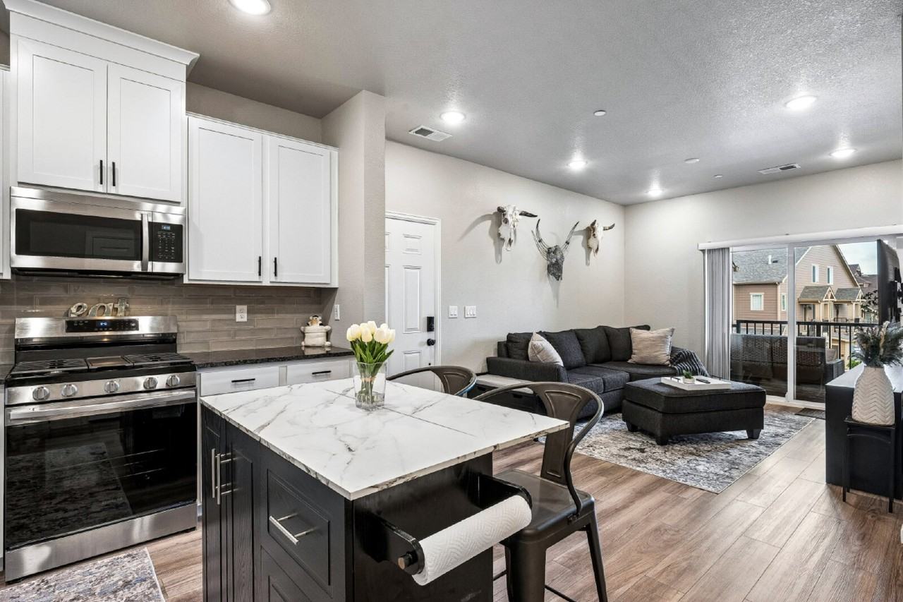 9962 W Victoria Pl #301 - Photo 7 of 34