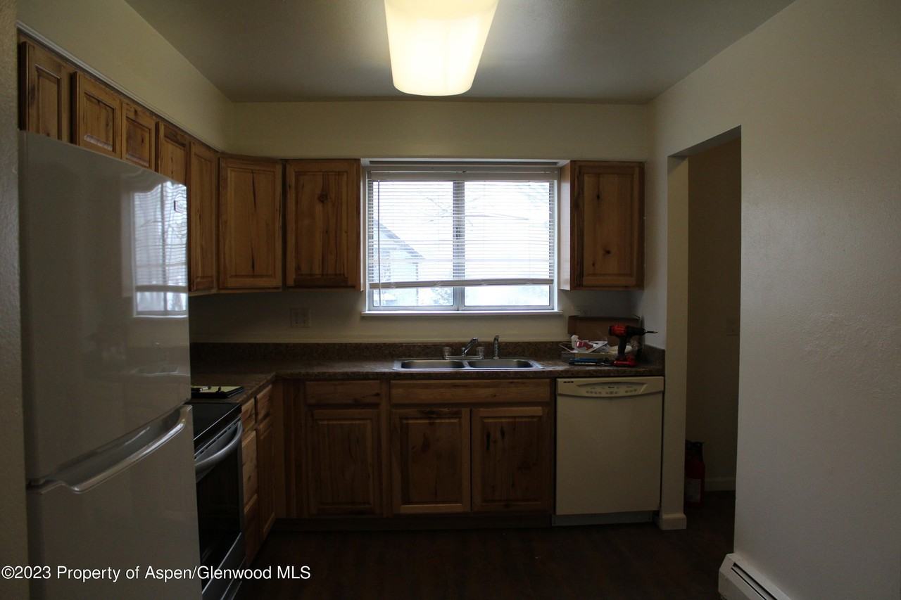 736 Bennett Ave - Photo 2 of 9