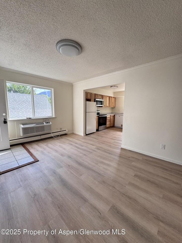 736 Bennett Ave - Photo 6 of 9