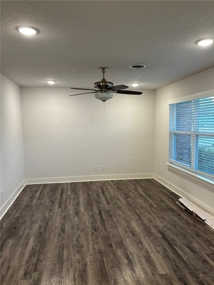 1006 Se 4th St - Photo 2 of 13