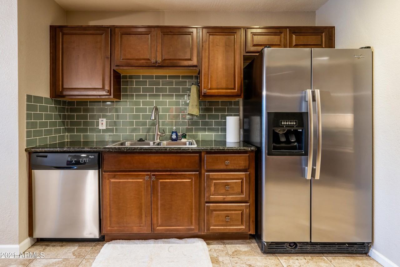 1332 W 6th St - Photo 6 of 37