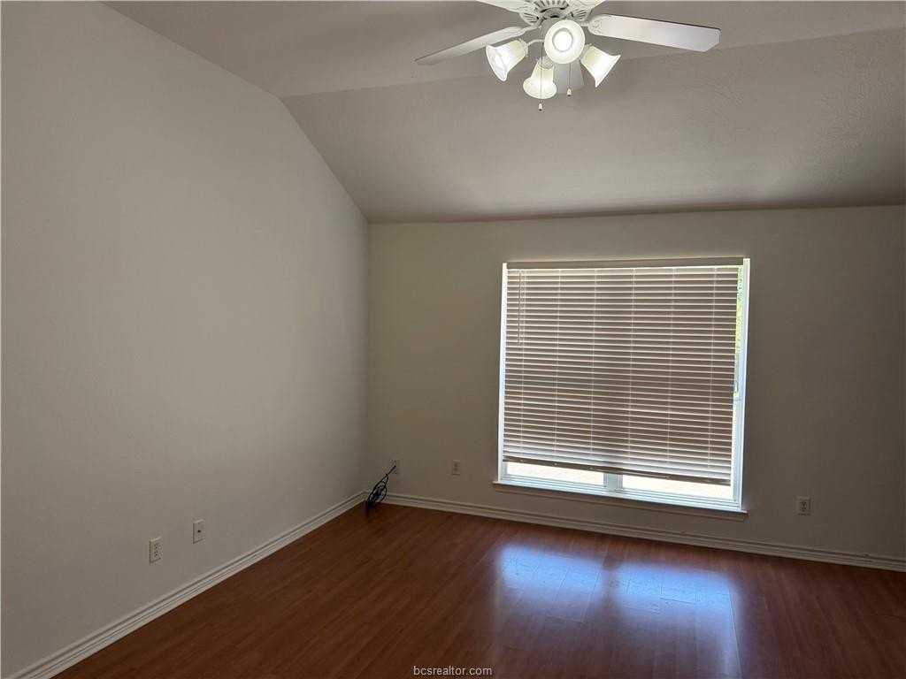 933 Crested Point Dr - Photo 3 of 16