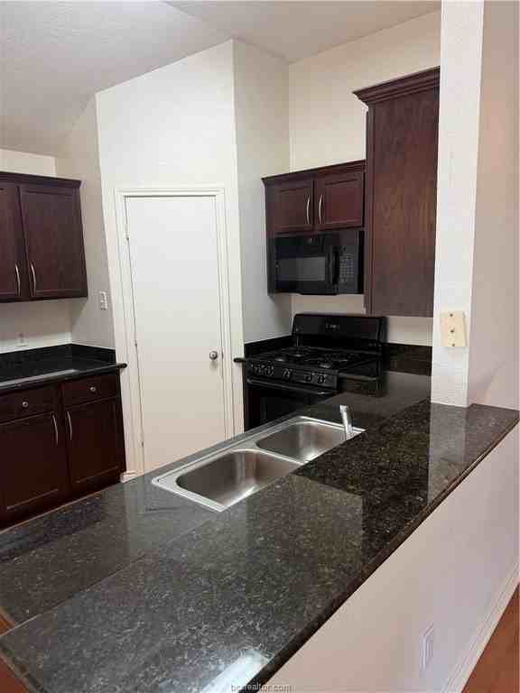 933 Crested Point Dr - Photo 4 of 16
