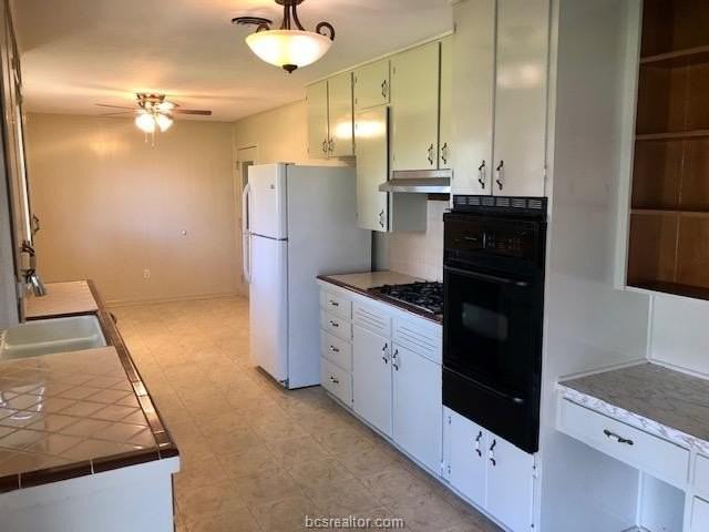 411 Leslie Dr - Photo 3 of 9
