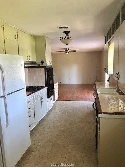 411 Leslie Dr - Photo 5 of 9