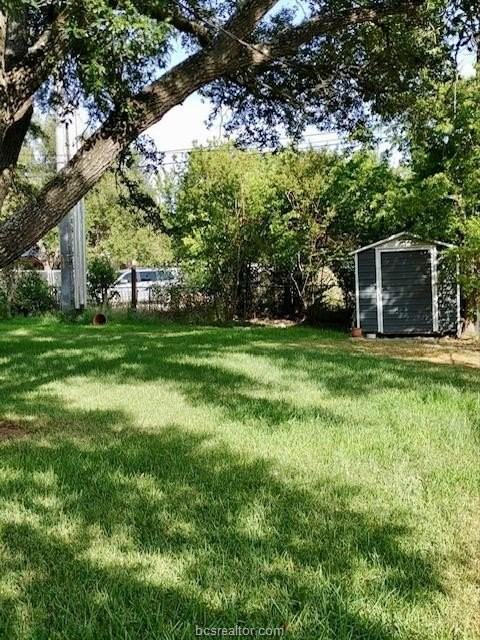 411 Leslie Dr - Photo 7 of 9