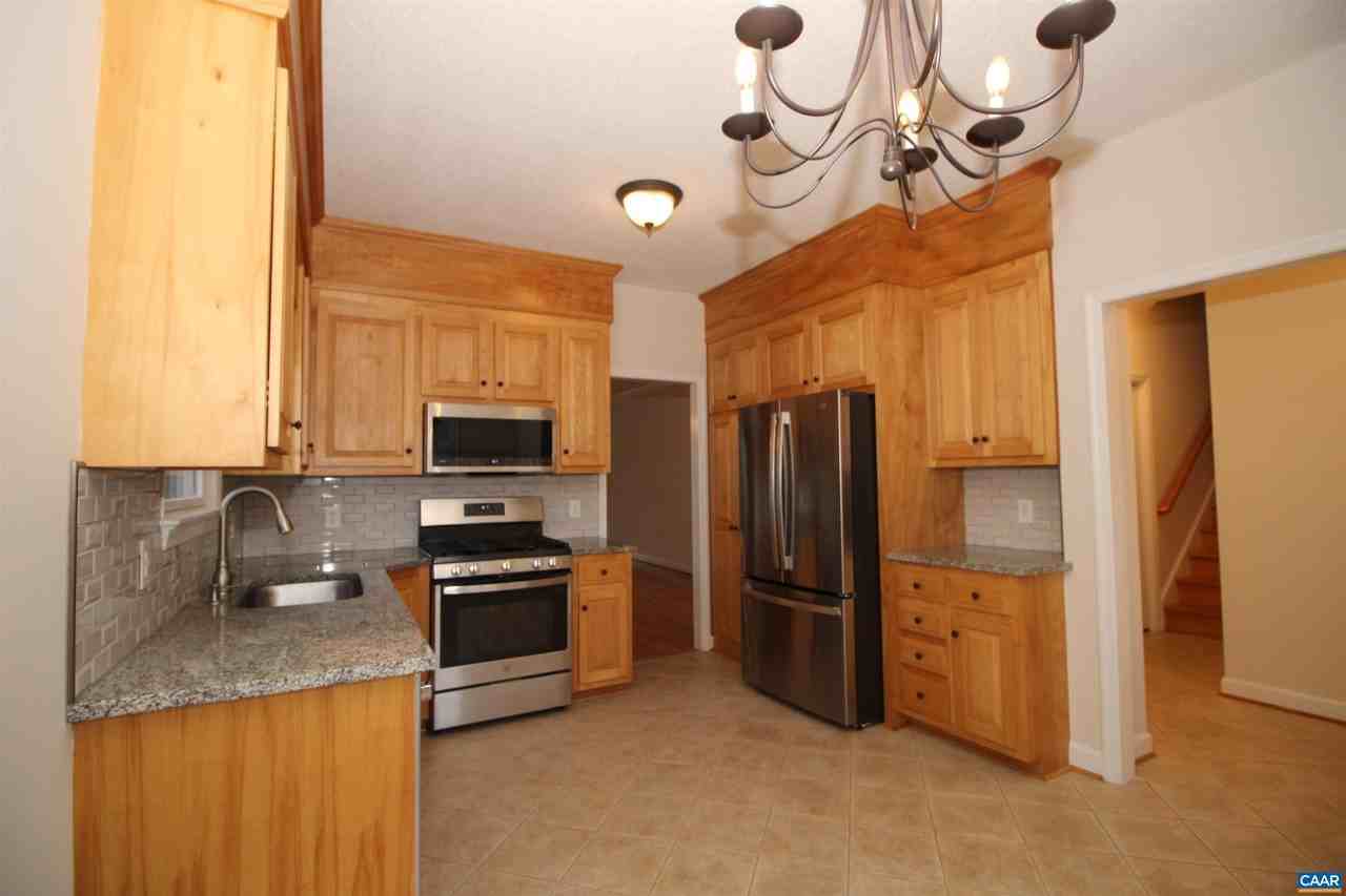 121 Bryant Dr - Photo 4 of 20