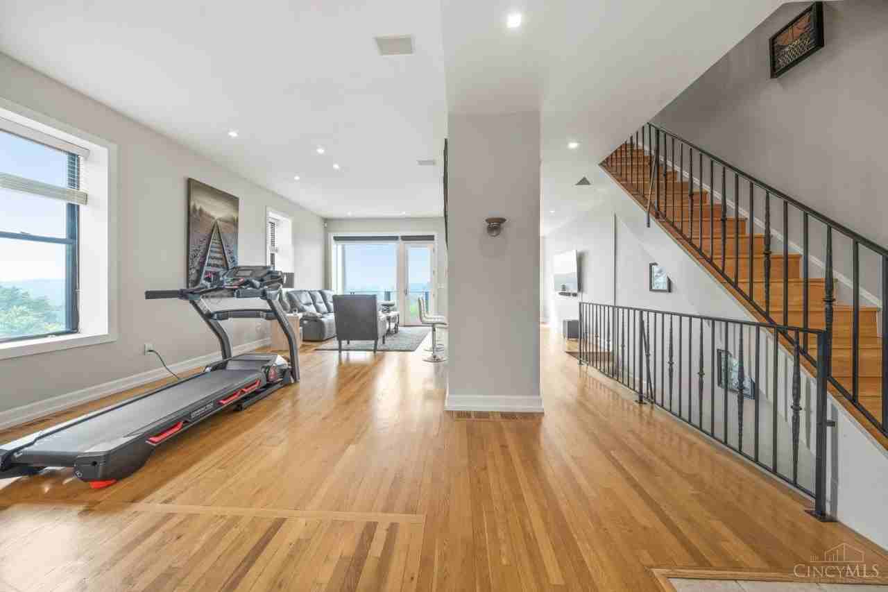 923 Riverview Pl - Photo 6 of 44
