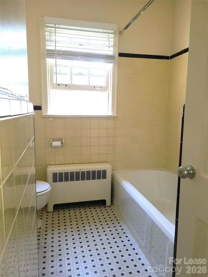 523 Willoughby St #1 - Photo 5 of 7