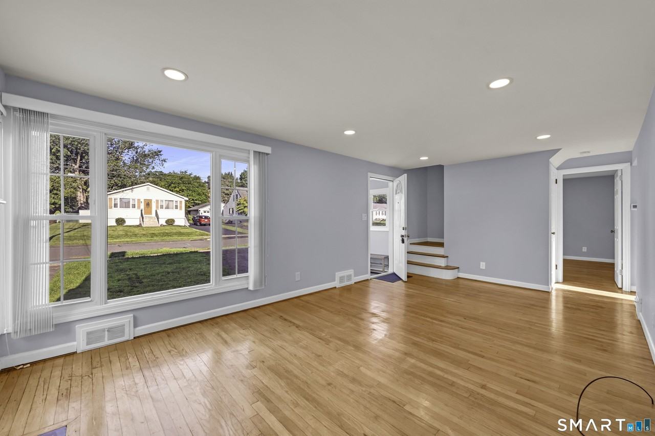 114 Randal Ave - Photo 4 of 28