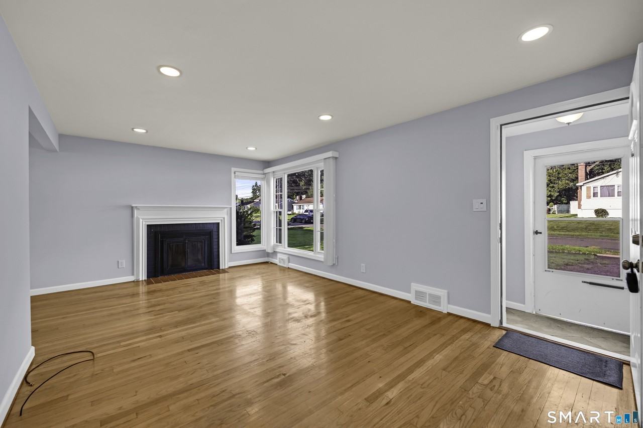 114 Randal Ave - Photo 5 of 28