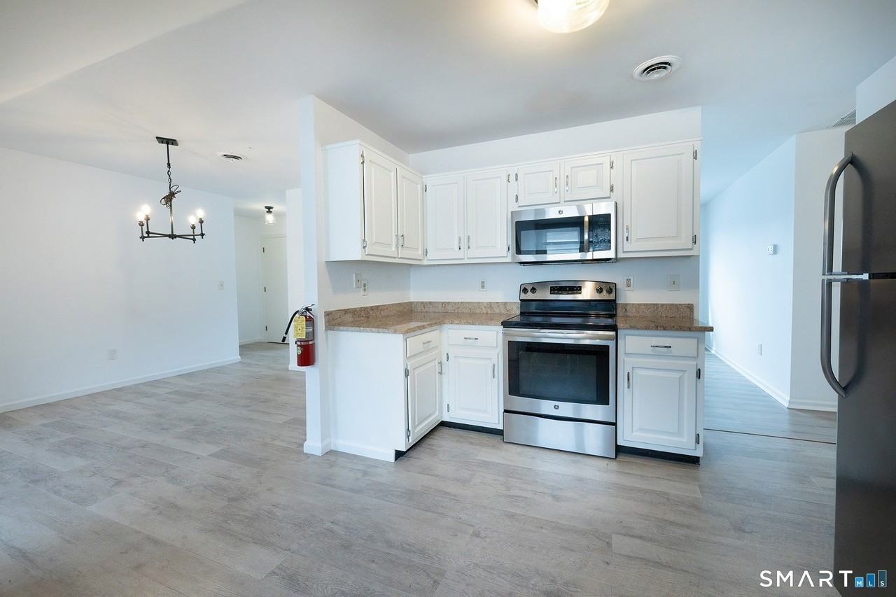 426 Main St #H - Photo 5 of 25