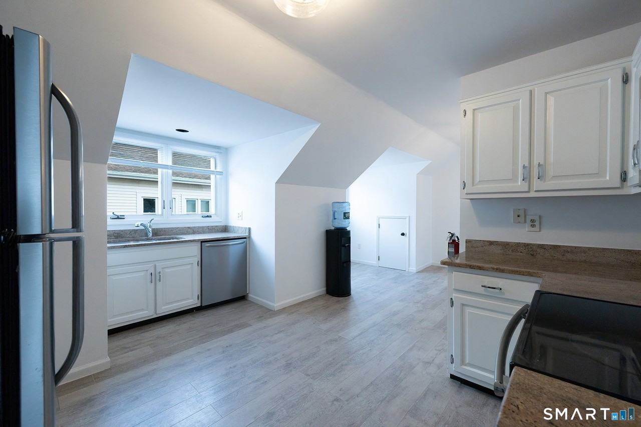 426 Main St #H - Photo 7 of 25