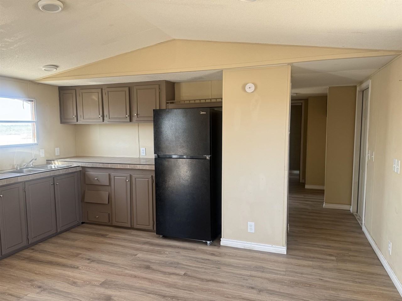 327 Lewis Dr - Photo 4 of 8