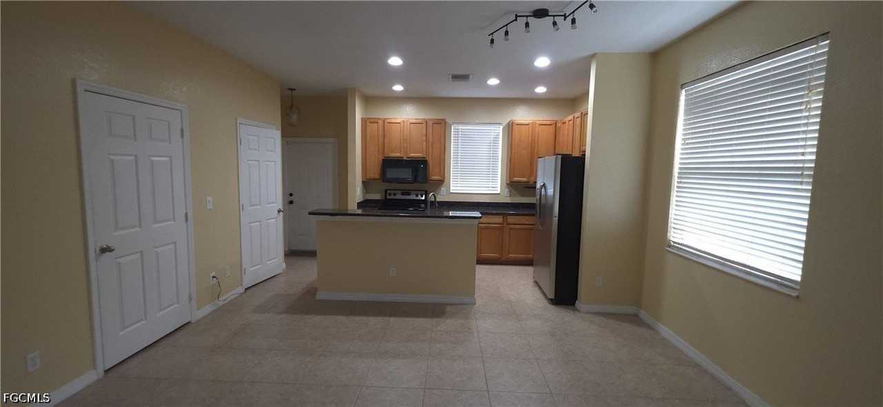 391 Shadow Lakes Dr - Photo 4 of 26