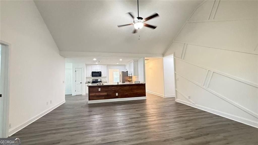 1890 Roxey Ln - Photo 4 of 16