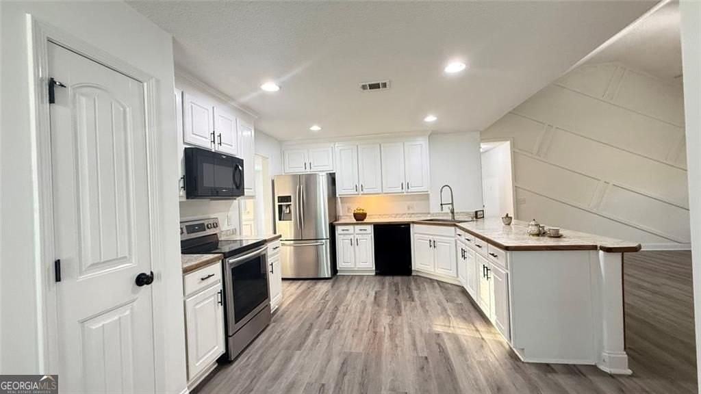 1890 Roxey Ln - Photo 5 of 16