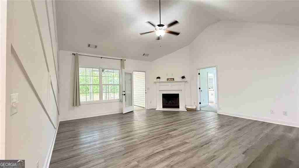 1890 Roxey Ln - Photo 6 of 16