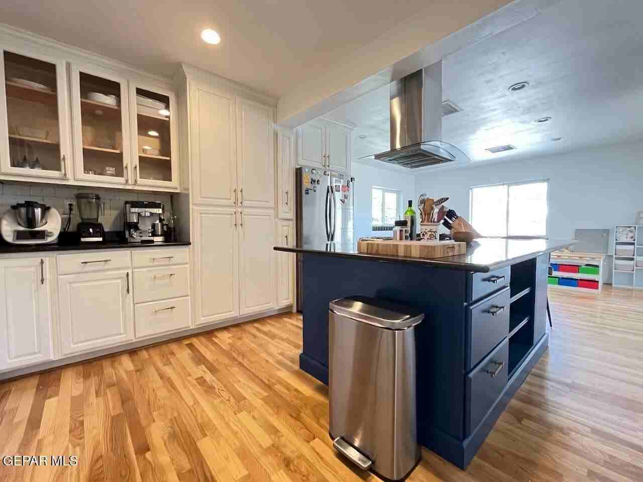 1200 Stockwell Ln - Photo 7 of 22