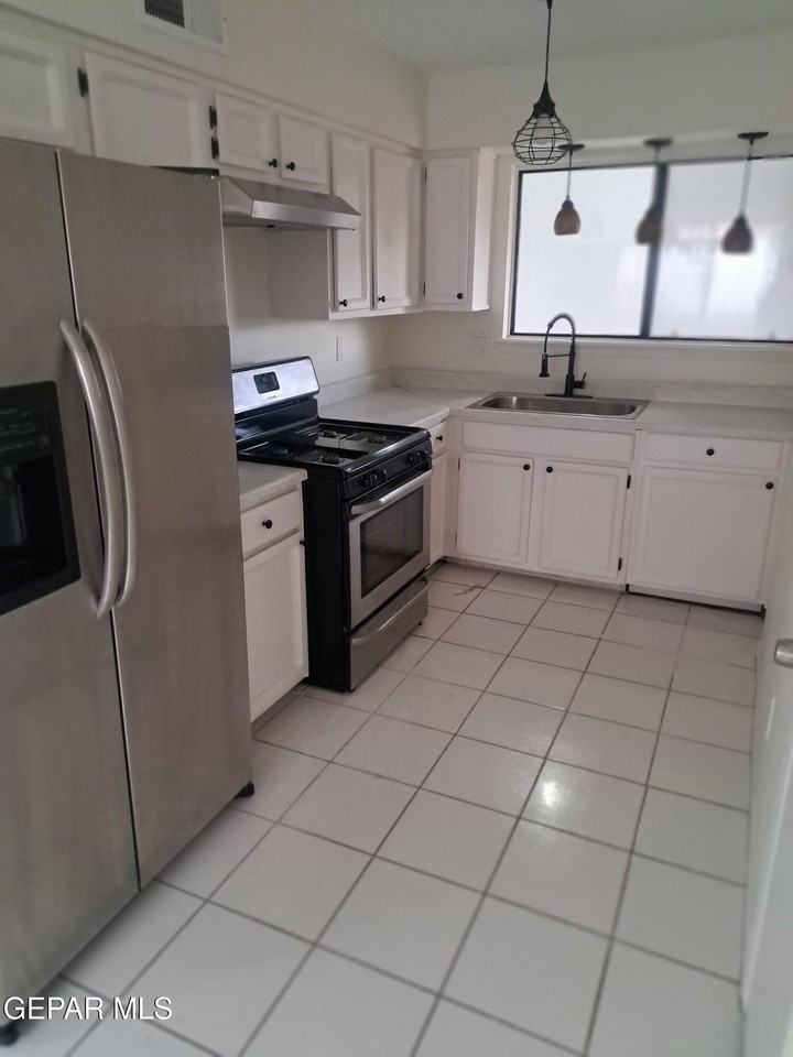 3319 Menard Ln - Photo 3 of 14