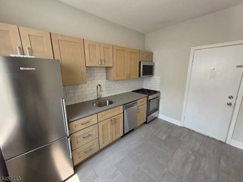 613 Bloomfield Ave #6 - Photo 3 of 15