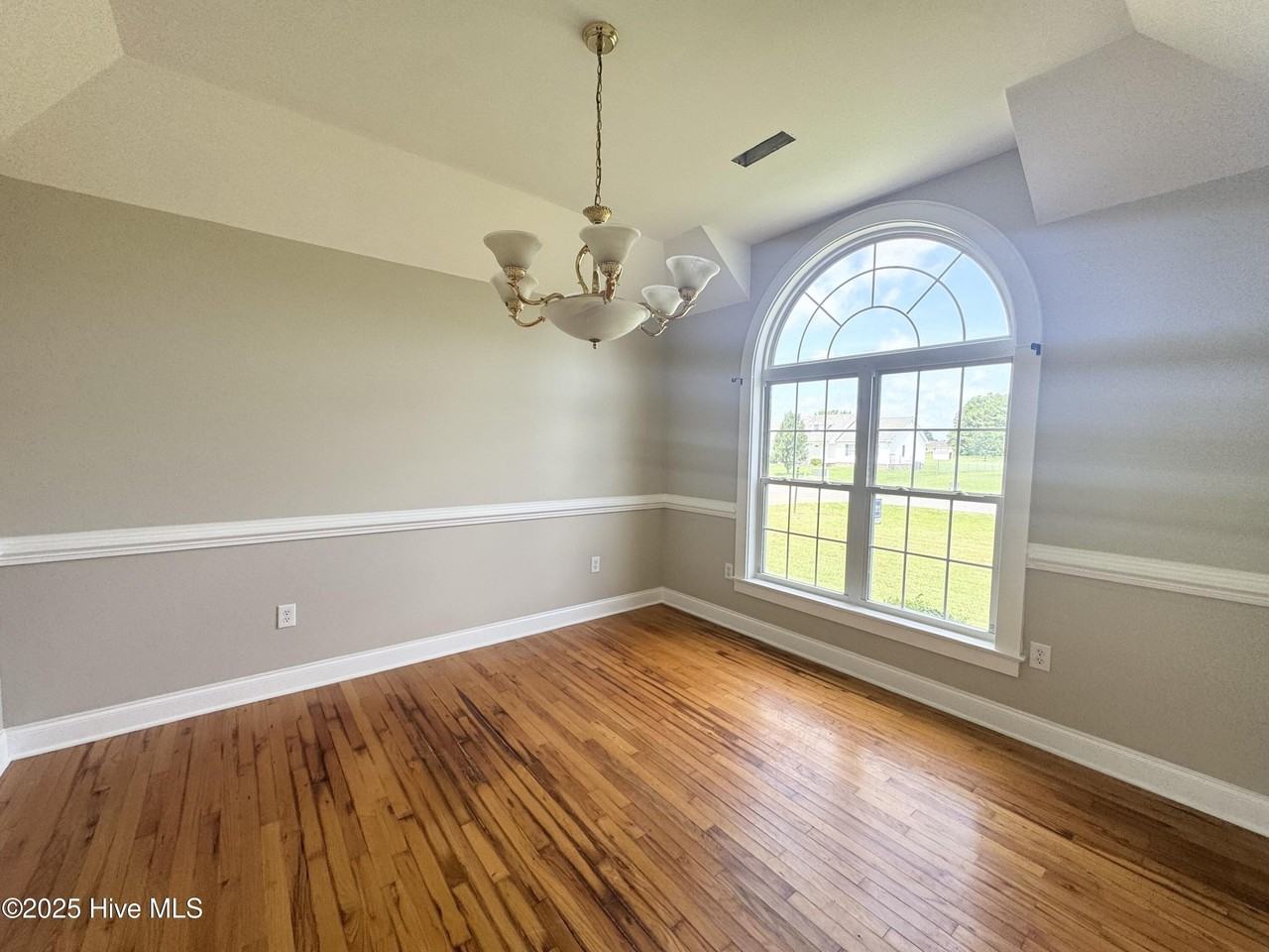 121 Terrilynn Way - Photo 3 of 16