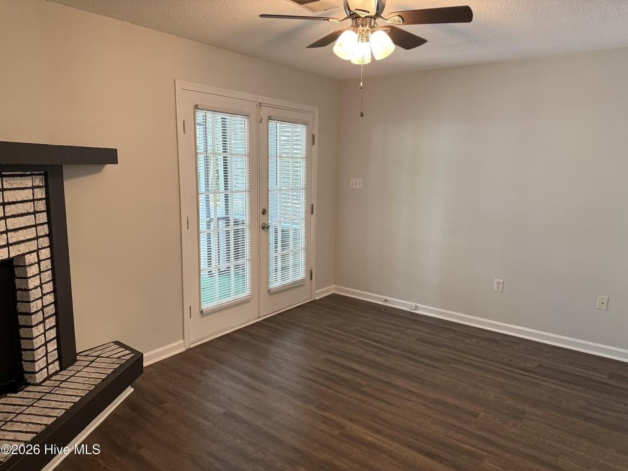 3127 Village Ct N - Photo 4 of 14