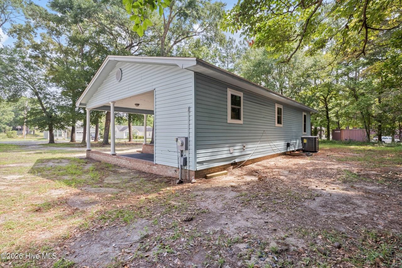1070 River Dr - Photo 4 of 36