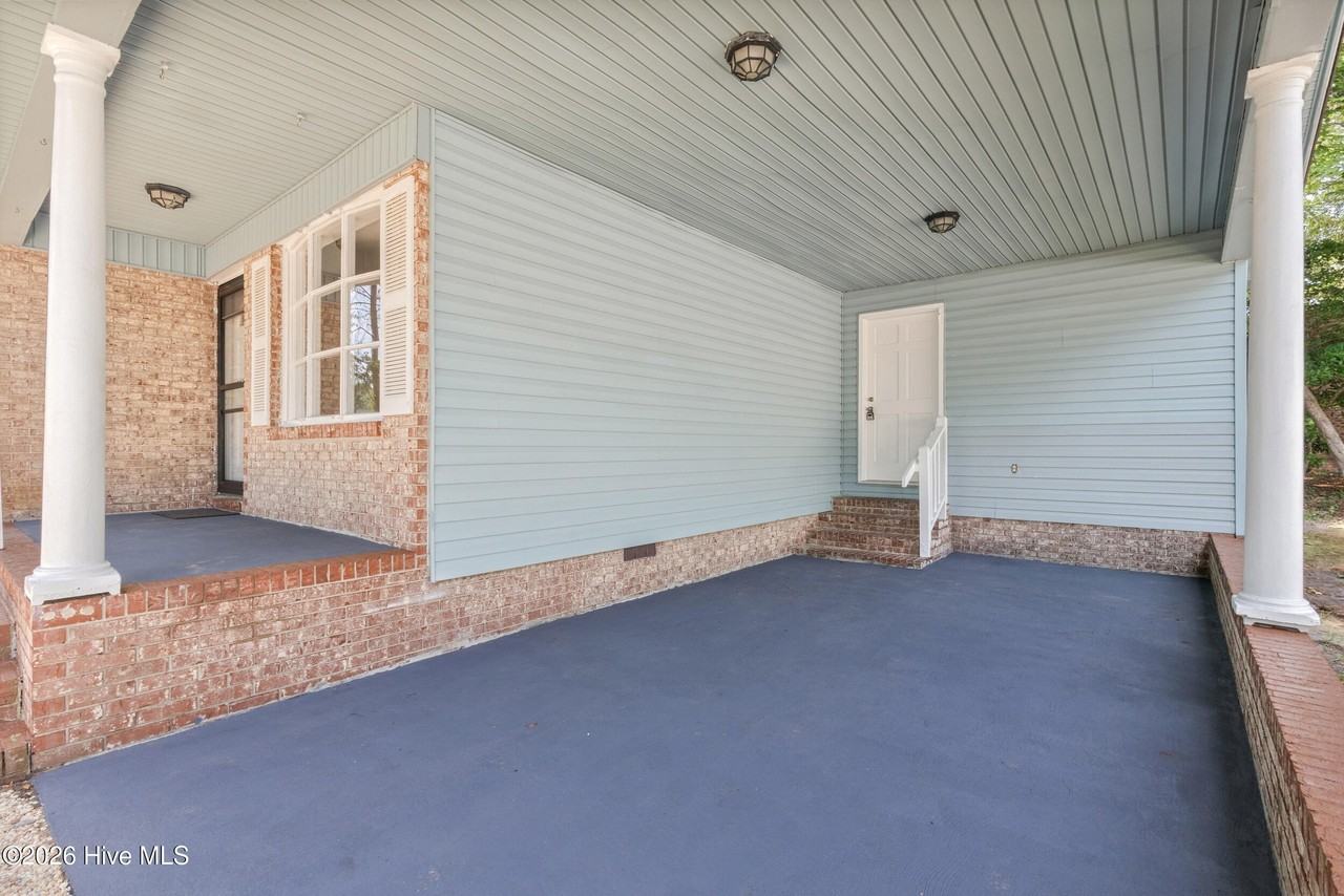 1070 River Dr - Photo 7 of 36