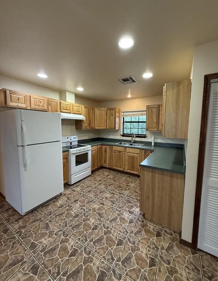 1441 Hidden Acres Rd - Photo 4 of 18
