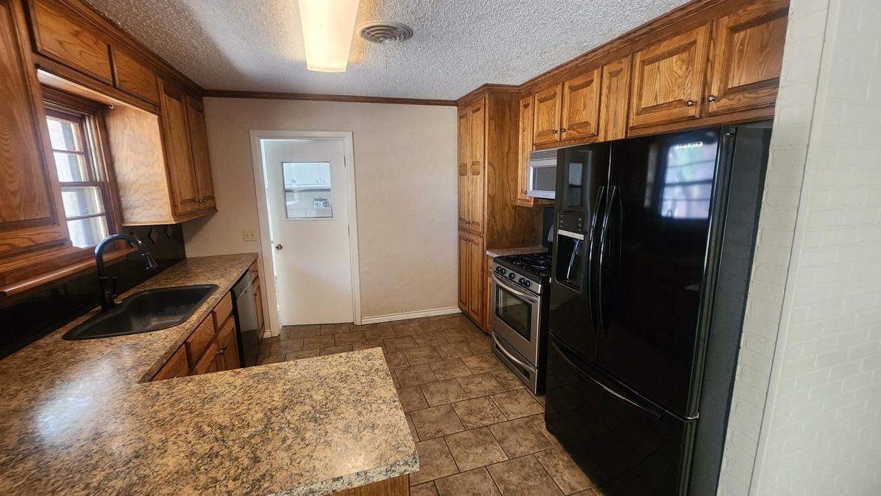 6702 Temple Ave - Photo 5 of 18